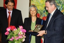 Cathy Chan-Halbrendt receiving honorary degree from AUT